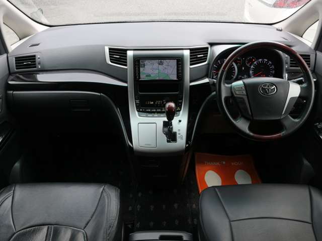2010 Toyota Alphard – thumbnail 4