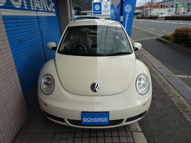 2010 Volkswagen New Beetle – thumbnail 2