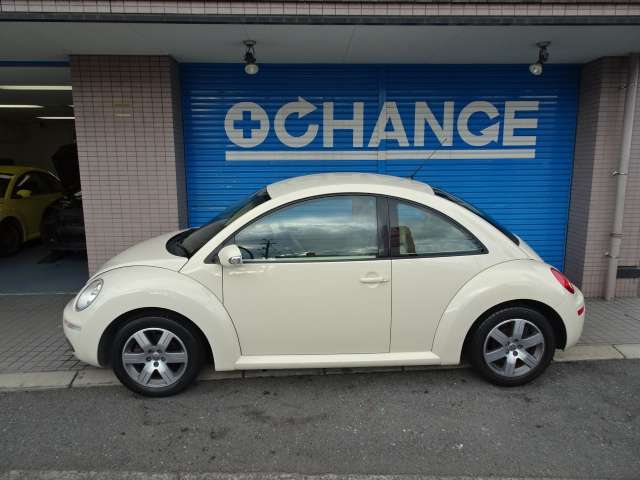 2010 Volkswagen New Beetle – thumbnail 3
