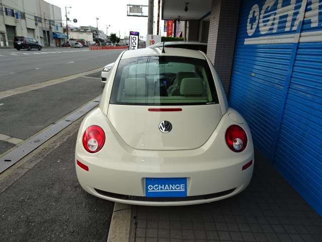 2010 Volkswagen New Beetle – thumbnail 4
