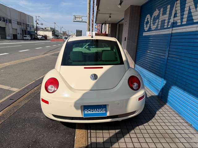 2010 Volkswagen New Beetle – thumbnail 4