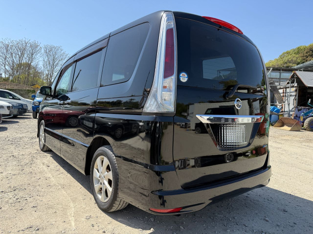 2010 Nissan Serena – thumbnail 4