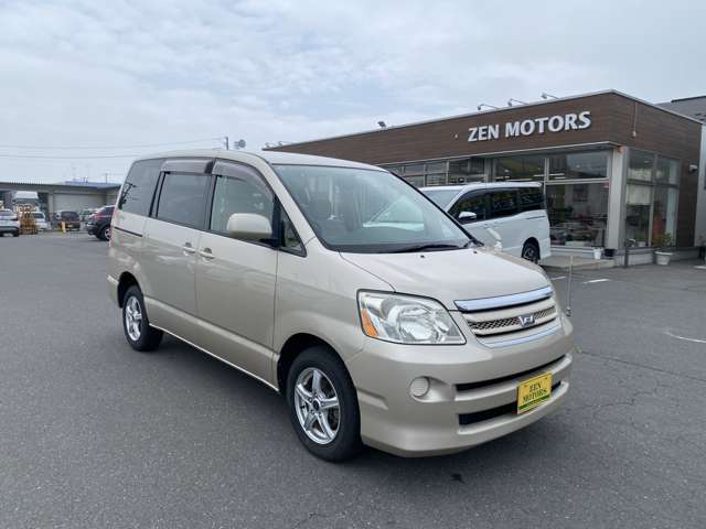 2005 Toyota Noah – thumbnail 3
