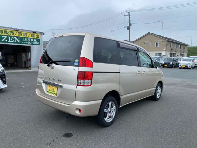 2005 Toyota Noah – thumbnail 4