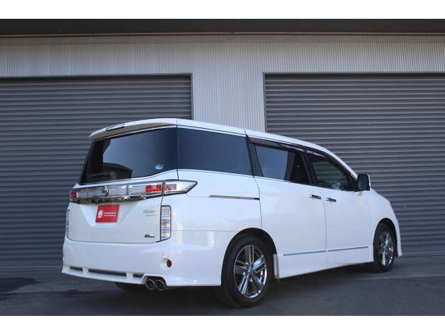 2010 Nissan Elgrand – thumbnail 3