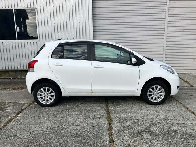 2010 Toyota Vitz – thumbnail 4