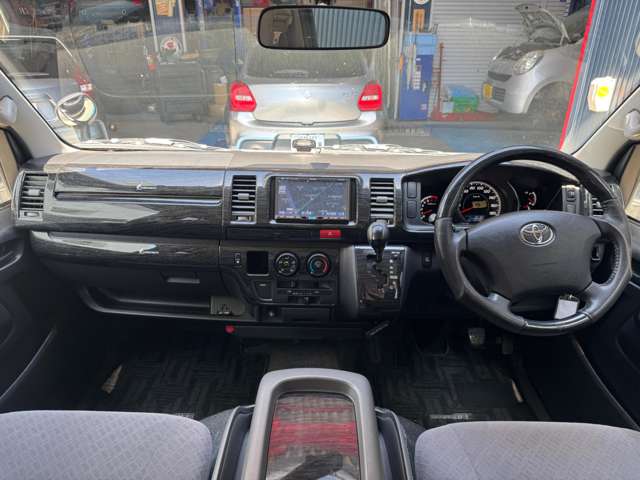 2008 Toyota Hiace – thumbnail 2