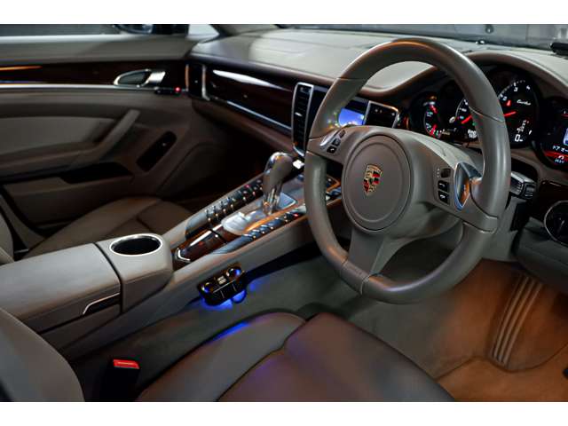 2010 Porsche Panamera – thumbnail 2