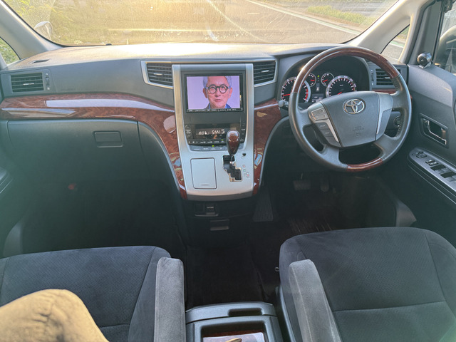 2010 Toyota Alphard – thumbnail 3