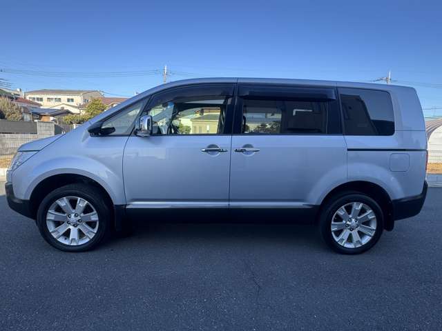 2010 Mitsubishi Delica D:5 – thumbnail 4