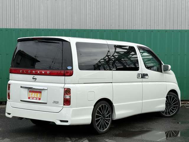 2009 Nissan Elgrand – thumbnail 2