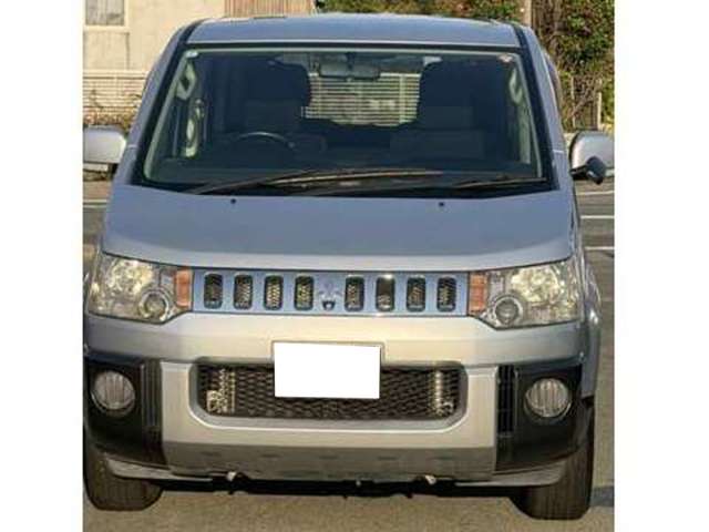 2010 Mitsubishi Delica D:5 – thumbnail 2