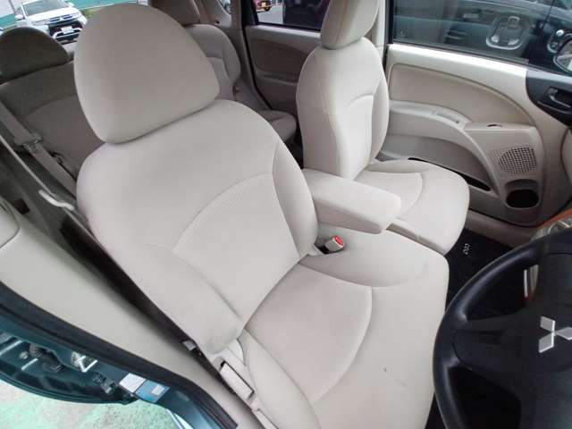 2010 Mitsubishi Colt – thumbnail 4