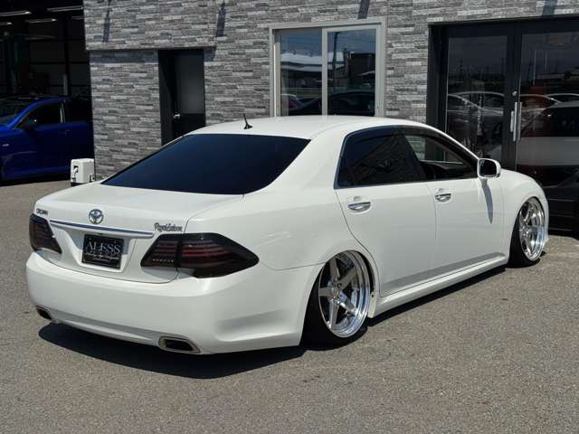 2009 Toyota Crown Royal – thumbnail 2