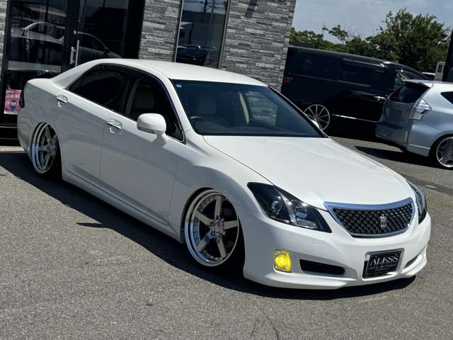 2009 Toyota Crown Royal – thumbnail 3