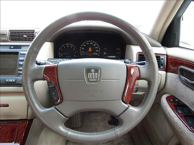 2001 Toyota Crown Majesta – thumbnail 3