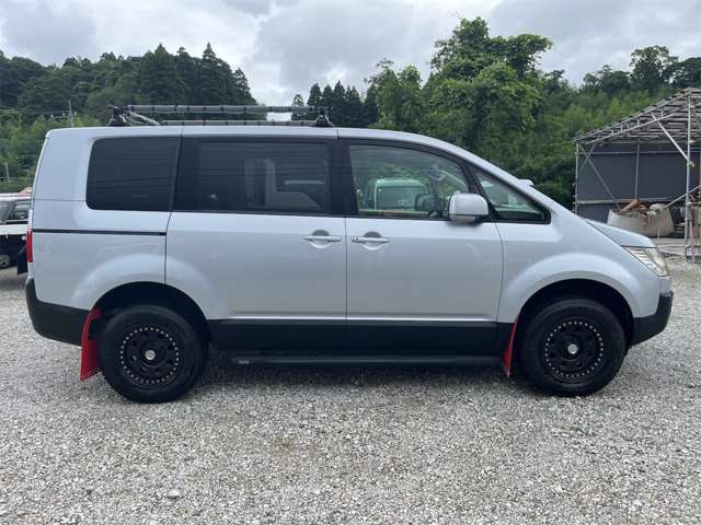 2010 Mitsubishi Delica D:5 – thumbnail 4