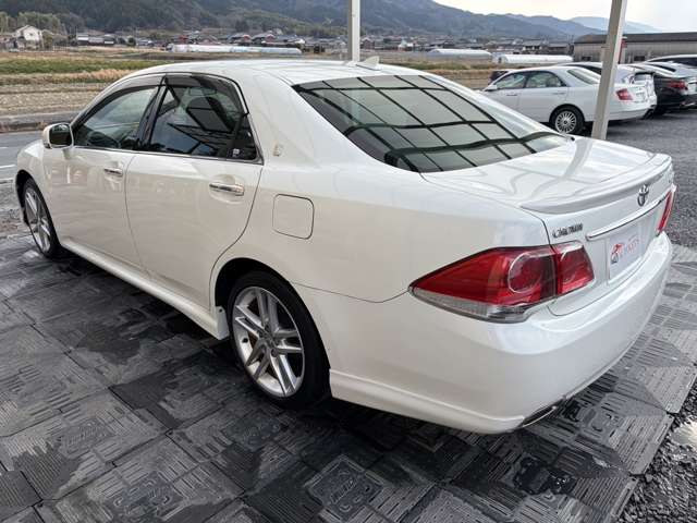 2010 Toyota Crown Athlete – thumbnail 4