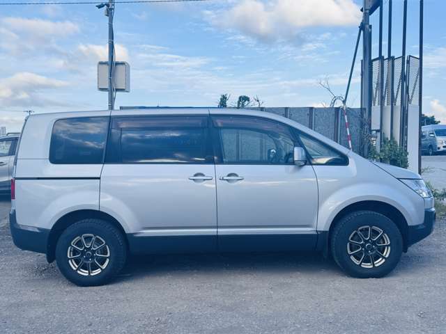 2010 Mitsubishi Delica D:5 – thumbnail 4