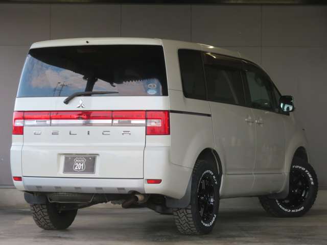 2010 Mitsubishi Delica D:5 – thumbnail 2