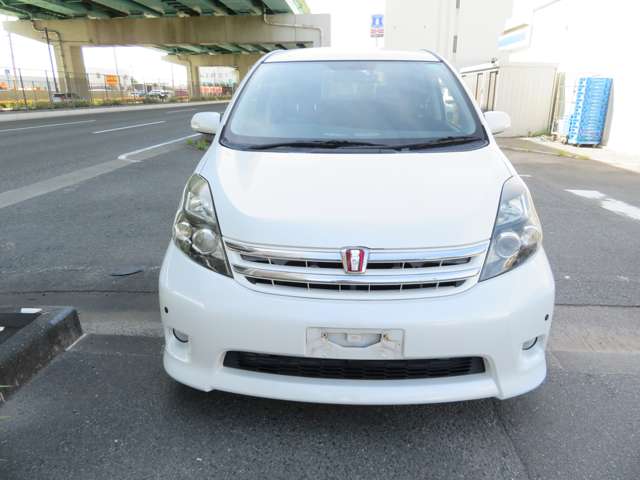 2010 Toyota Isis – thumbnail 2