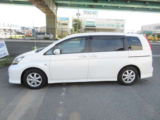 2010 Toyota Isis – thumbnail 3