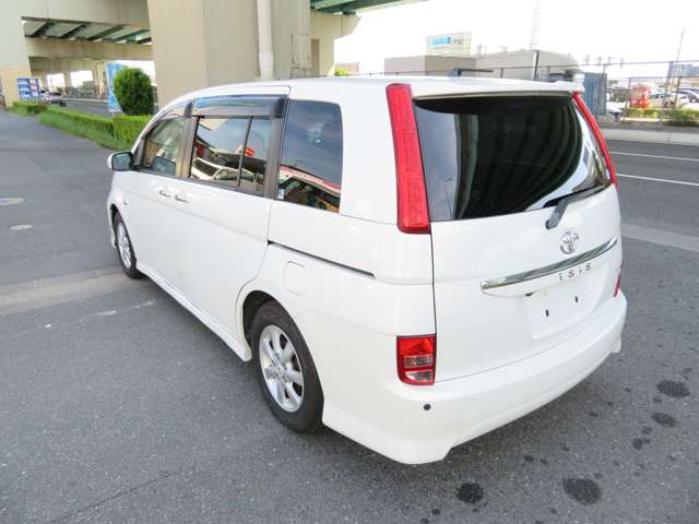 2010 Toyota Isis – thumbnail 4