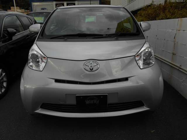 2010 Toyota iQ – thumbnail 2
