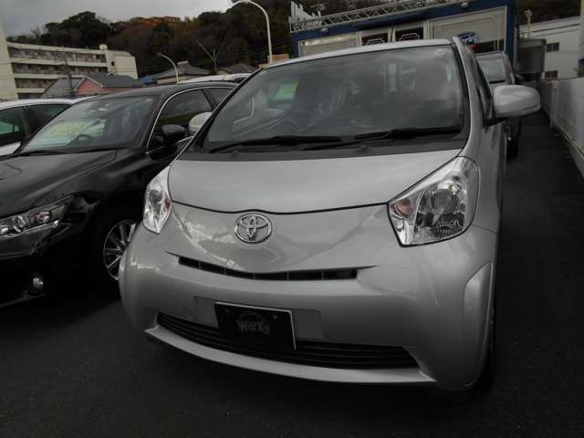 2010 Toyota iQ – thumbnail 3