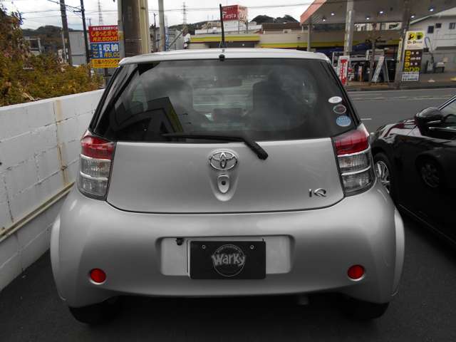 2010 Toyota iQ – thumbnail 4