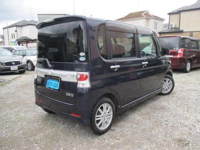 2010 Daihatsu Tanto – thumbnail 2
