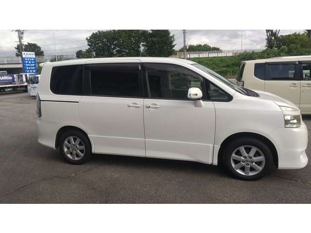 2008 Toyota Voxy – thumbnail 3