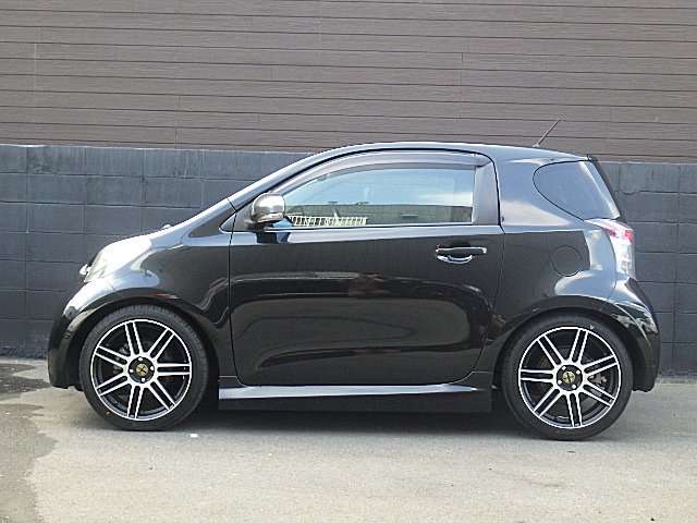 2010 Toyota iQ – thumbnail 2