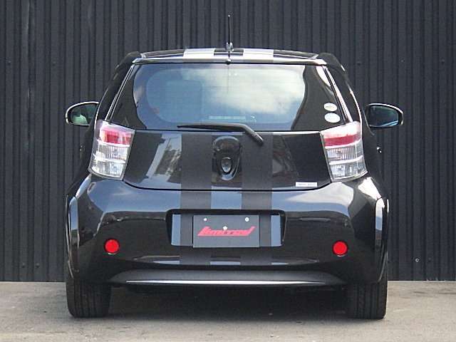 2010 Toyota iQ – thumbnail 4