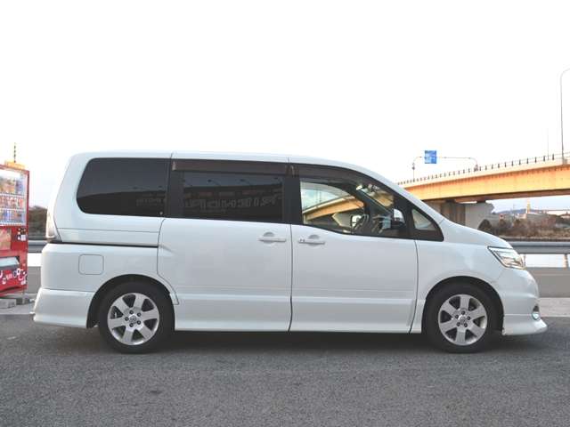 2010 Nissan Serena – thumbnail 2
