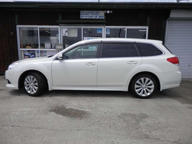 2010 Subaru Legacy Touring Wagon – thumbnail 3