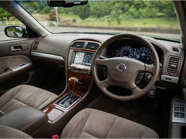 1997 Nissan Gloria – thumbnail 2