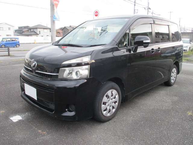 2010 Toyota Voxy – thumbnail 2