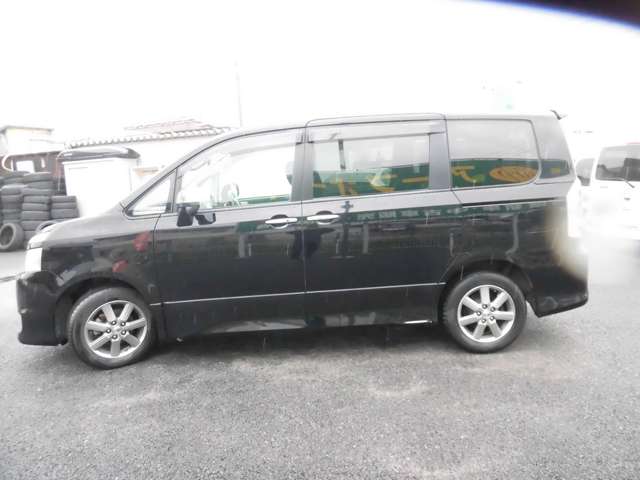 2009 Toyota Voxy – thumbnail 4