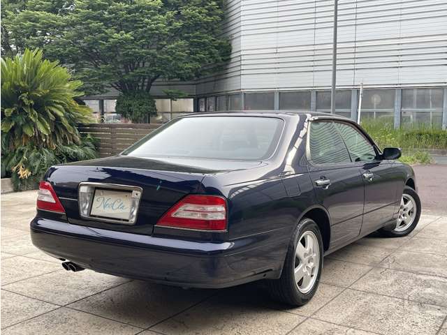 1997 Nissan Gloria – thumbnail 2