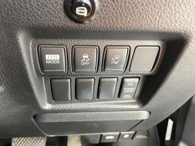 2010 Nissan Elgrand – thumbnail 2