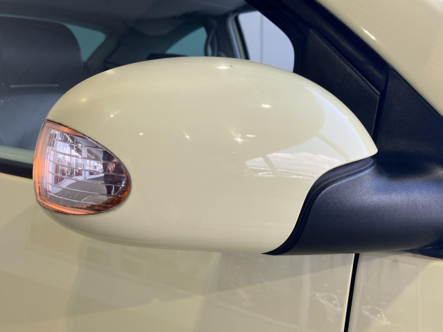 2006 Volkswagen New Beetle – thumbnail 4