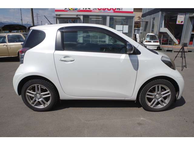 2010 Toyota iQ – thumbnail 4
