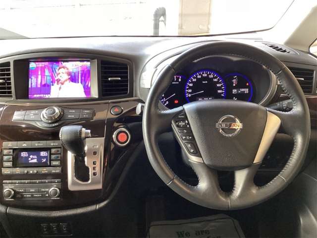 2010 Nissan Elgrand – thumbnail 2