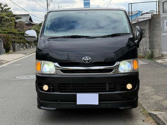 2010 Toyota Hiace – thumbnail 2