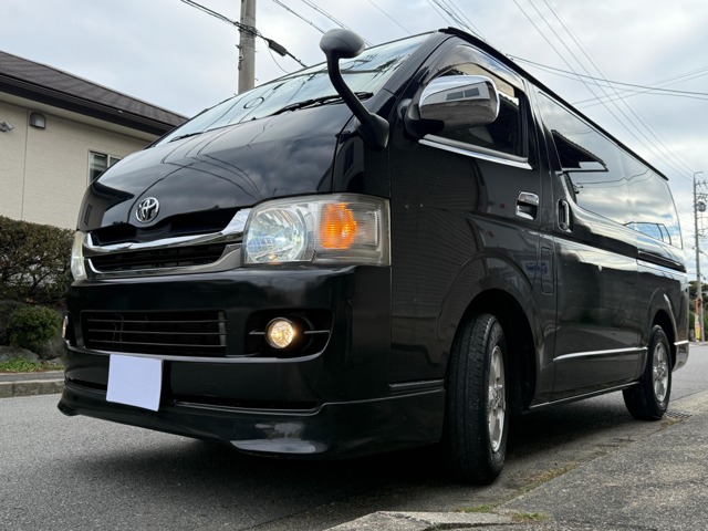 2010 Toyota Hiace – thumbnail 3