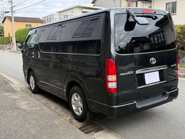 2010 Toyota Hiace – thumbnail 4