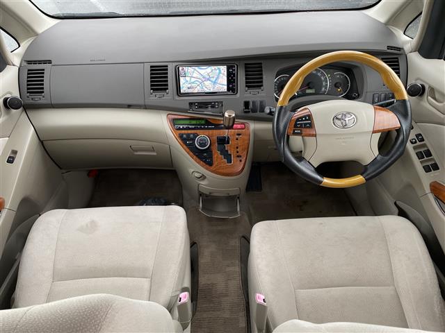 2010 Toyota Isis – thumbnail 3