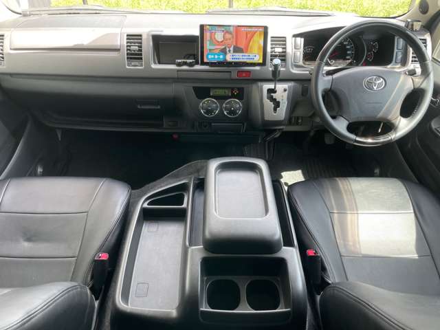 2010 Toyota Hiace – thumbnail 4