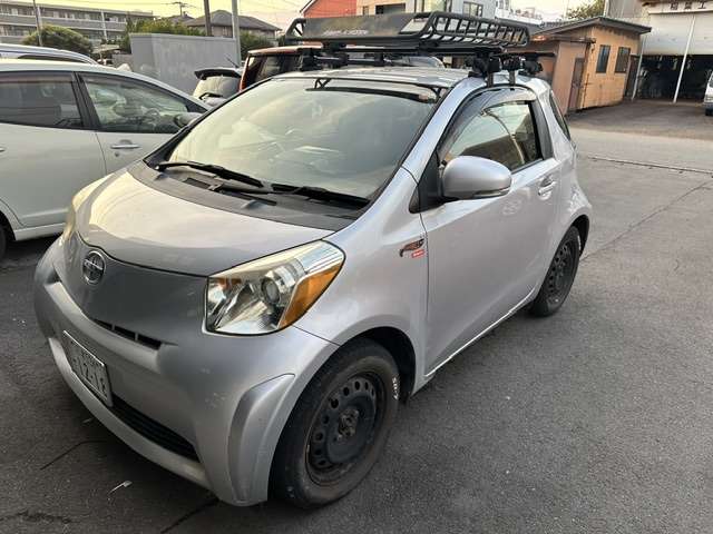 2010 Toyota iQ – thumbnail 2